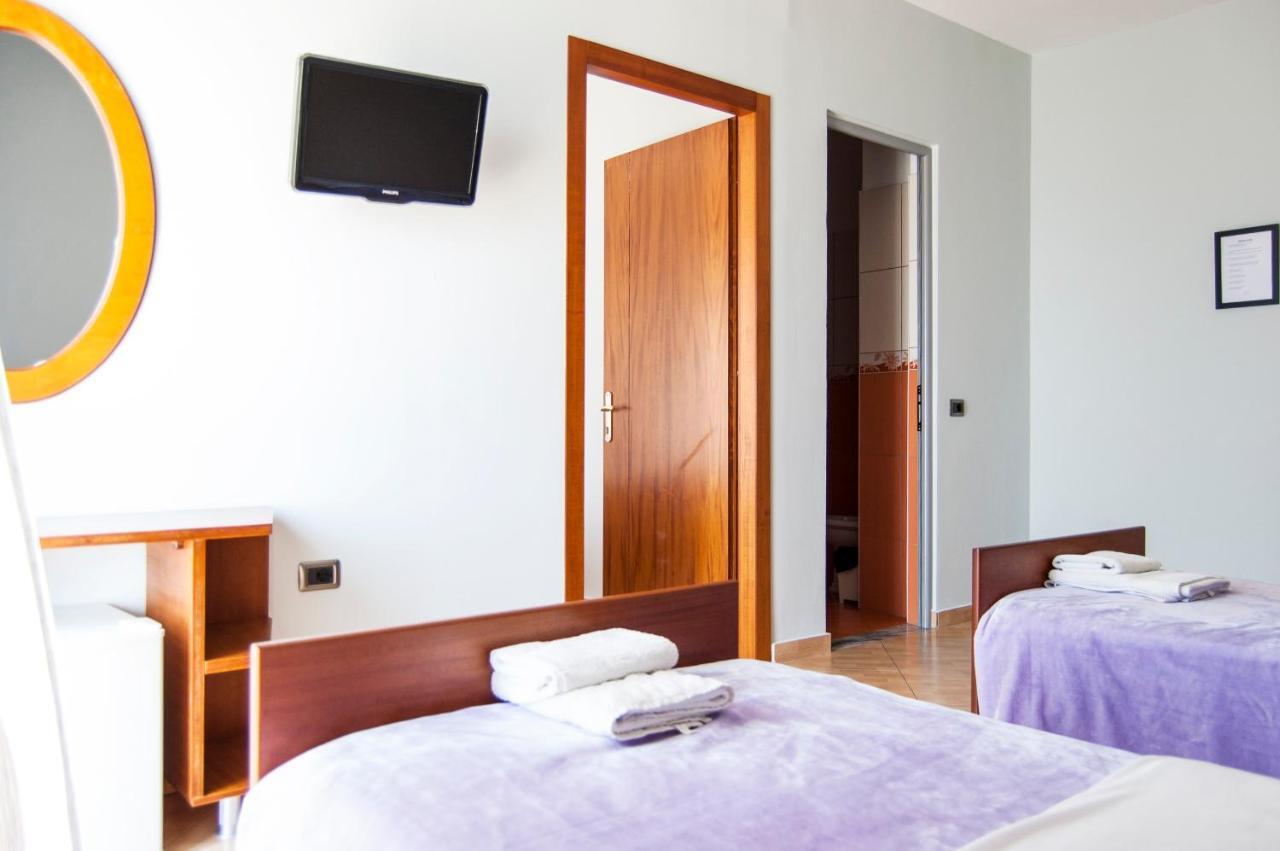 Dhima Hotel Himare Bagian luar foto